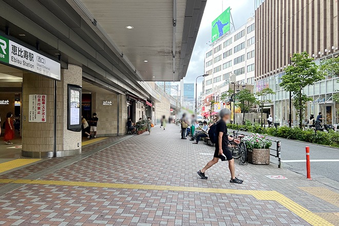 駅の出口を出たら左折して道路へ向かって進みます。