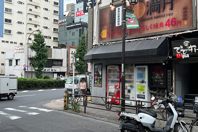 道路に突き当たったら、右側にある「九州居酒屋 博多満月」の角で右折して直進します。