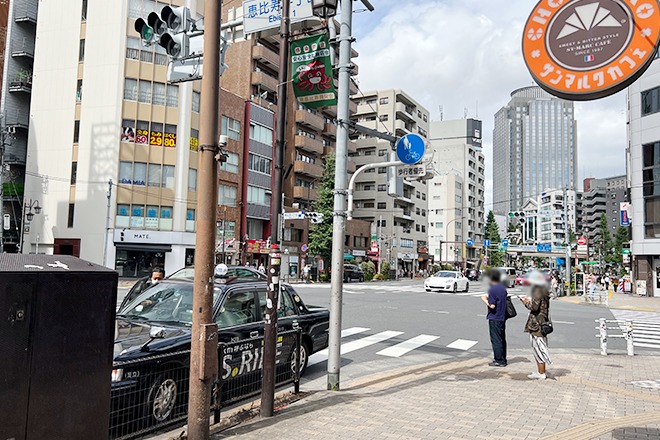 「サンマルクカフェ」のある交差点で左折して横断歩道を渡ります。（角に青果菓子とバイク店の間を入る